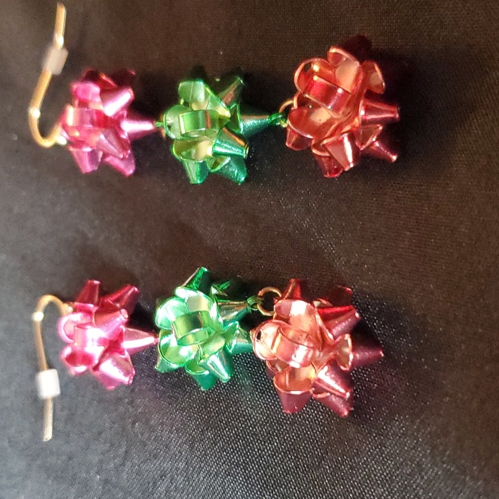 NWOT Gold Tone Gift Bow Earrings‎
